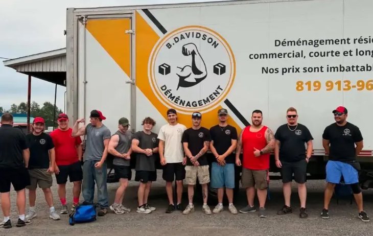 L’équipe B. Davidson Déménagement devant le camion
