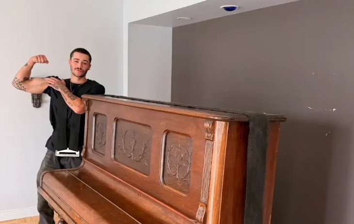 Déménageur Davidson avec un piano droit